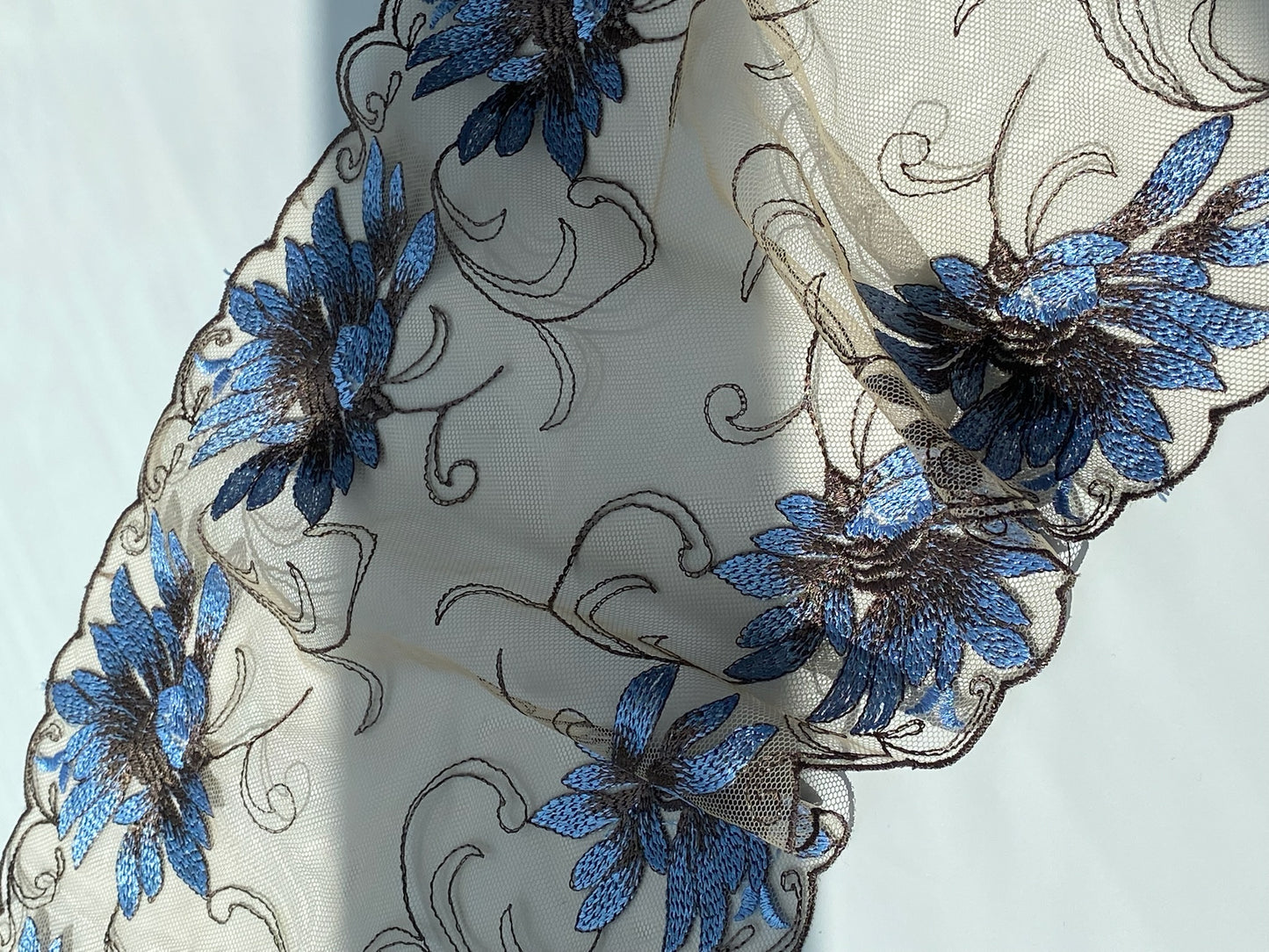 Tulle brodé - Bleuet